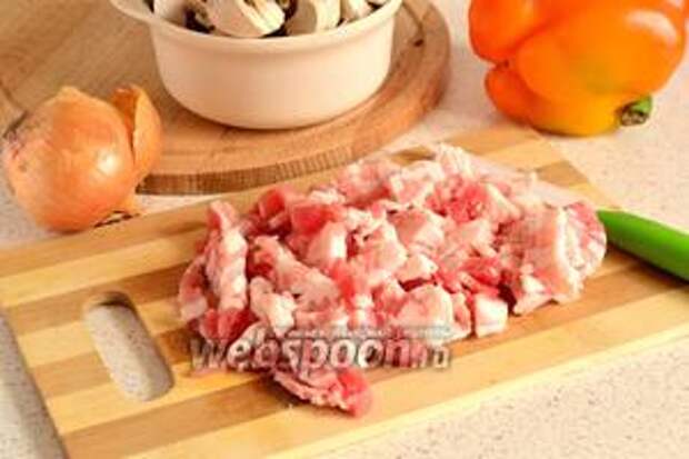 Нарезать бекон произвольно небольшими кусочками.