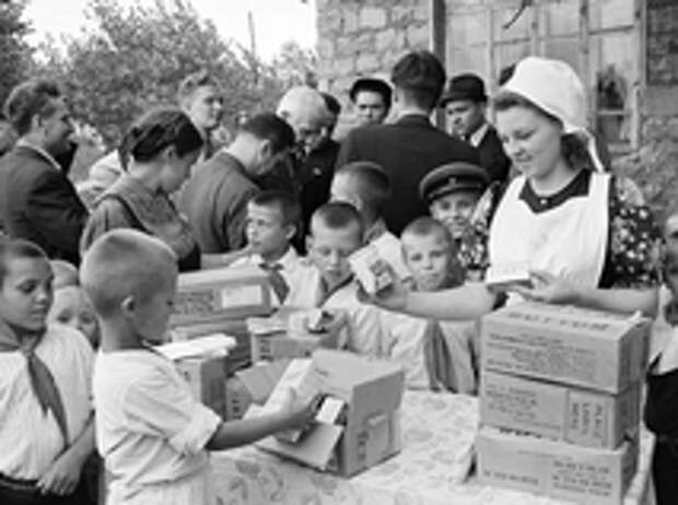 Раздача продуктовых наборов по ленд-лизу в Москве
