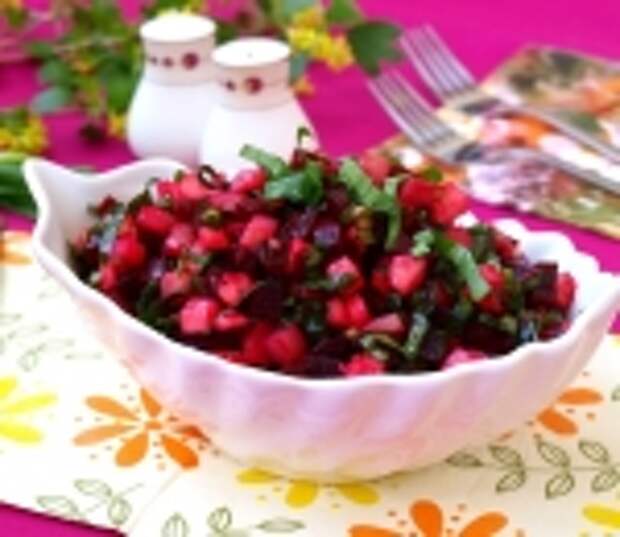 Салат с яблоком, свеклой и черемшой