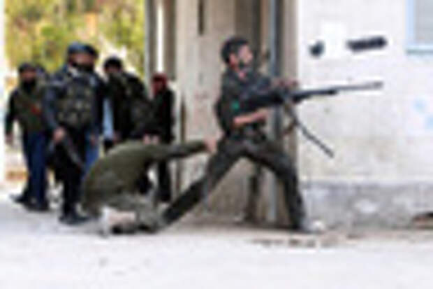 A Free Syrian Army fighter fires his weapon during clashes with forces loyal to Syria's President Bashar Al-Assad in Aleppo's Bustan al-Qasr district December 30, 2012. REUTERS/Muzaffar Salman (SYRIA - Tags: CONFLICT POLITICS TPX IMAGES OF THE DAY) - RTR3BZGI