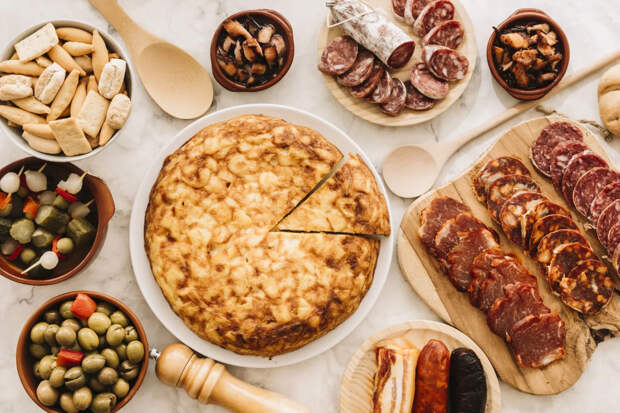 Диетолог назвала самые опасные начинки для блинов