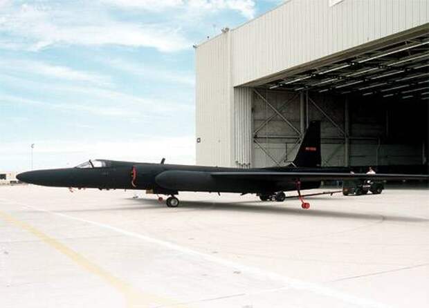 Нежеланное дитя Проект CL-282, ставший известным под кодовым именем U-2, поначалу не понравился военным, потому что мало соответствовал их представлениям о боевом самолете. С программой высотного разведчика не хотел иметь дело и директор ЦРУ Аллен Даллес, так как считал, что его дело — не авиация, а агентурная работа. Раздумывая над применением детища Lockheed, колебался президент Эйзенхауэр, боясь спровоцировать войну. И все же желание узнать советские секреты оказалось сильнее, и U-2 поднялся в воздух