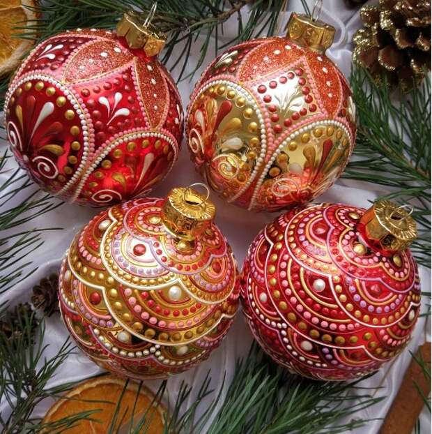 Праздничный декор: точечная роспись ёлочных игрушек