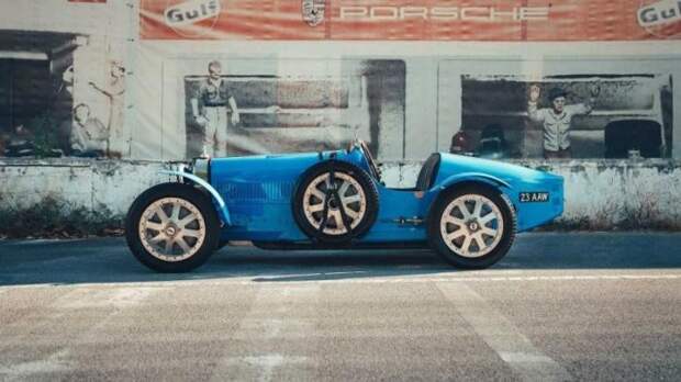 Историческая встреча Bugatti Divo и его старшего брата Type