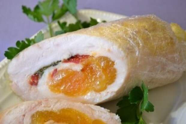 Куриные колбаски-рулеты с курагой.