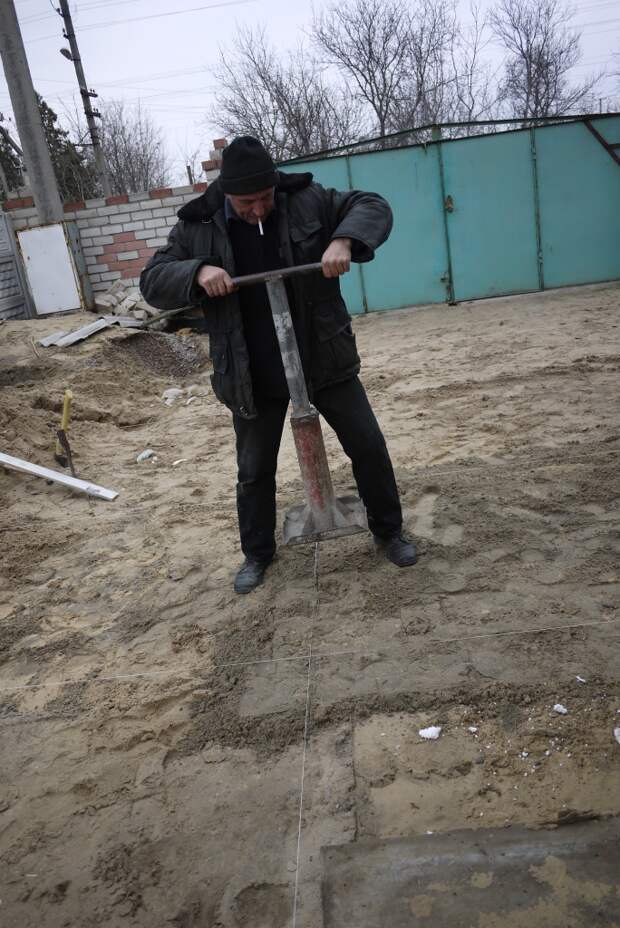 Утрамбовываем грунт под тротуарной плиткой