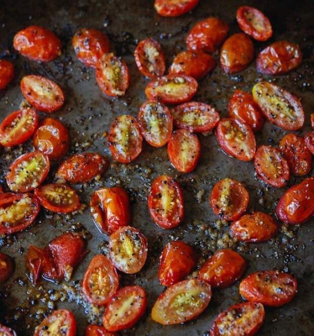 Разрежьте помидоры черри напополам и перемешайте их с чесноком, оливковым маслом, солью и перцем. Разложите на противне ровным слоем. Выпекайте в течение 20-25 минут, или до тех пор, пока помидоры не станут мягкими и очень ароматными.