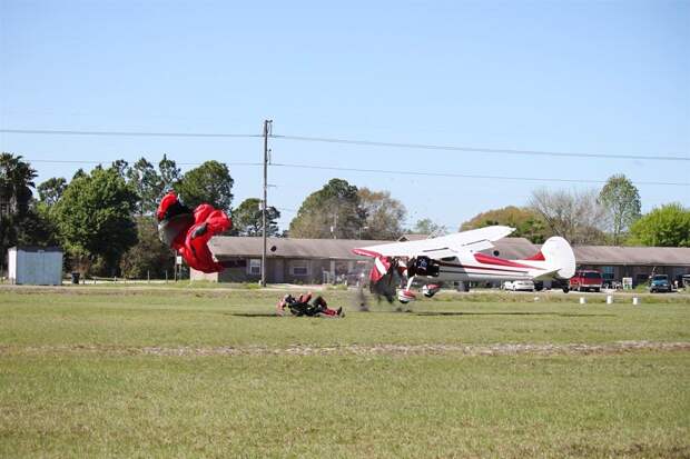 crash10 Невероятные фотографии столкновения самолета и парашютиста