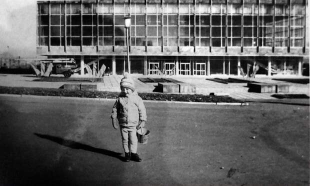 Донецк. Строится Дворец молодёжи Юность. 1975 год