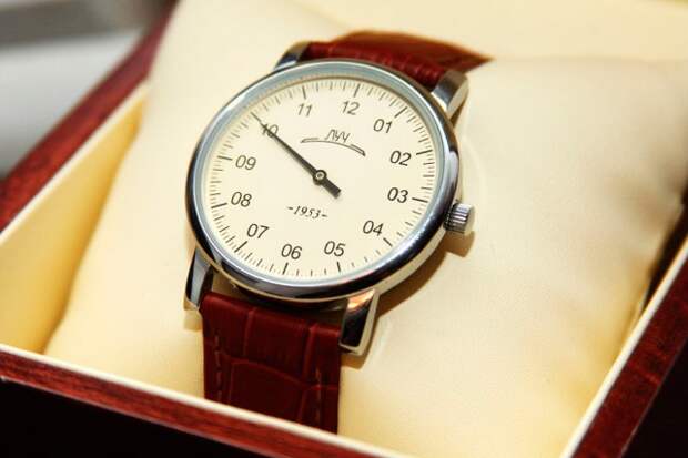 Самые необычные модели наручных часов дешевле 10 000 рублей