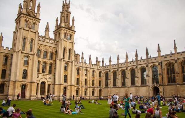 Оксфордский университет поражает своим величием. /Фото: dingyue.ws.126.net