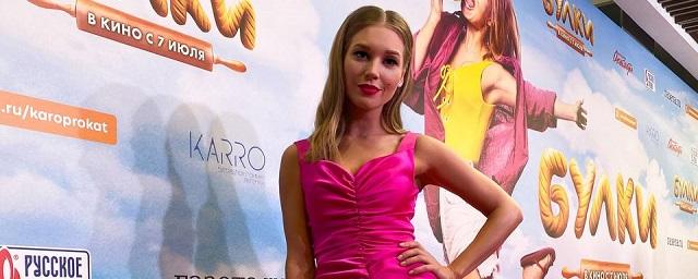 Кристина Асмус страстно поцеловалась с Люсей Чеботиной на премьере фильма «Булки»