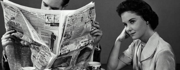 мужчина читает газету