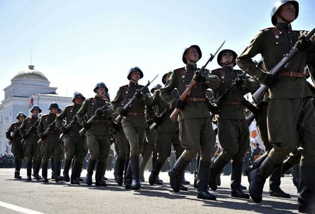 Российские военнослужащие в форме солдат Великой Отечественной Войне в ходе празднования Дня Победы в Чите