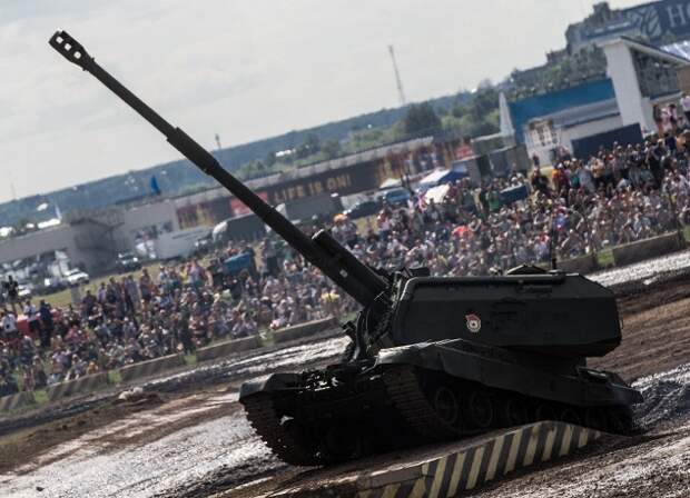Дивизионная самоходная гаубица 2С19М2 "Мста-С" калибра 152 мм. Разработана на Уральском заводе транспортного машиностроения. Предназначена для уничтожения тактических ядерных средств, артиллерийских и минометных батарей, танков и другой бронированной техники, противотанковых средств, живой силы, средств ПВО и ПРО, пунктов управления, а также для разрушения полевых фортификационных сооружений и препятствования маневрам резервов противника в глубине его обороны 