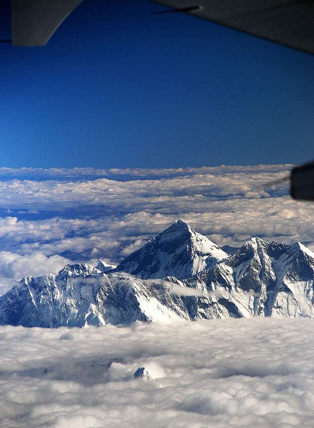 10. Вид на гору Эверест с борта самолёта. интересное, фото