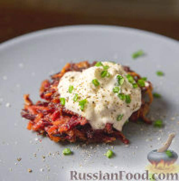 Фото к рецепту: Картофельные драники со свеклой