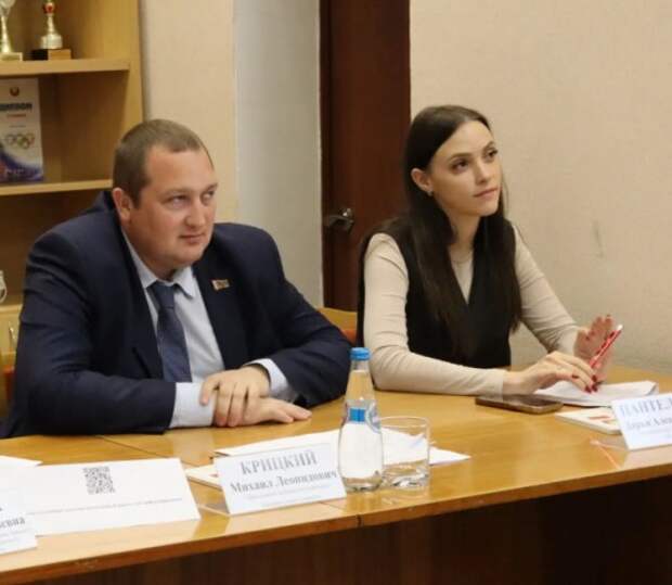 Председатель райисполкома встретился с молодыми специалистами-медиками.