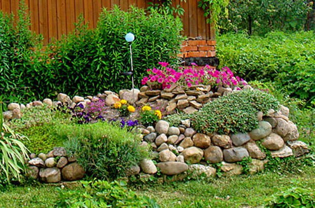 Создаем каменные клумбы на участке своими руками