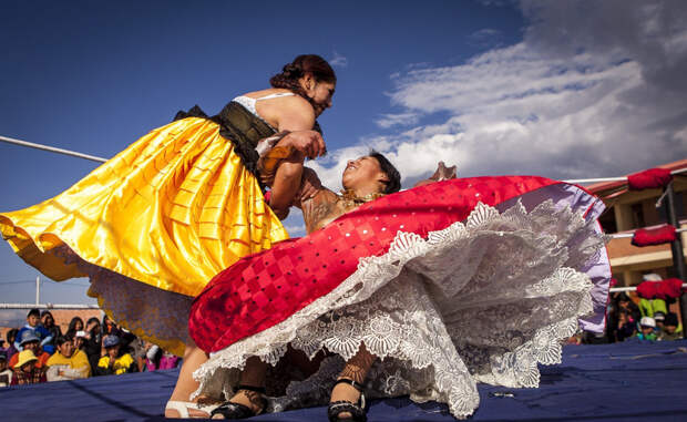 Дерущиеся чолитас, или cholitas luchadoras — громкий ответ Боливии на мексиканскую Луча Либре. Зародилась эта странная борьба в городке Эль-Альто, находящемся на высоте 3 900 метров над уровнем море.