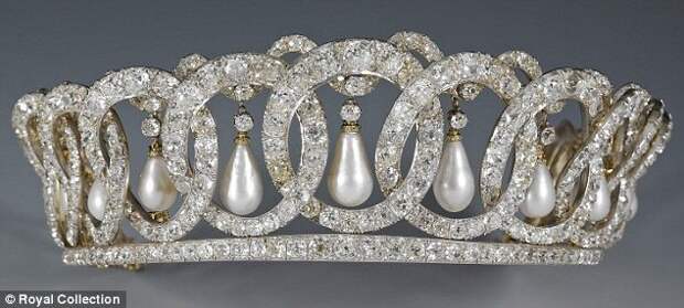 О нравственных ценностях: Королева Англии носит ворованную корону, украденную у русских