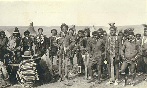 Cree_Indian_sun_dancers,_probably_Montana,_ca_1893_(LAROCHE_126).jpeg