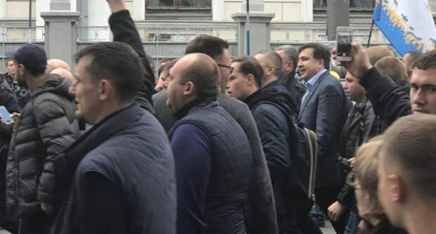 На митинг с Саакашвили к Раде начали сходиться люди
