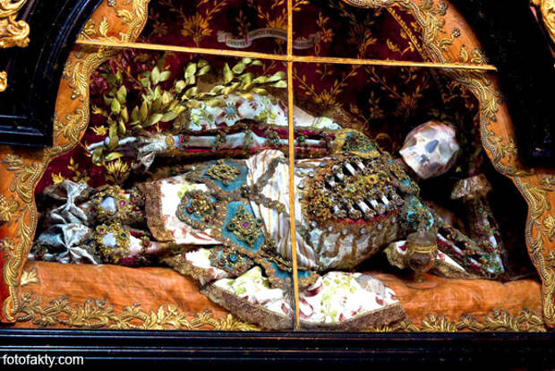 Скелеты, украшенные драгоценностями Фото 12