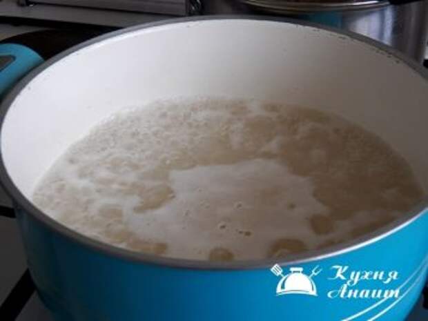 В широкую глубокую кастрюлю выложить вымытый рис, налить 3 литра процеженного горячего куриного бульона. Проварить рис в кипящем бульоне на сильном огне 5-7 минут.