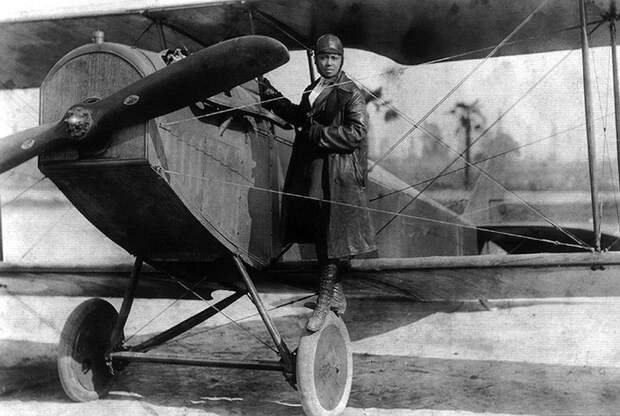 Bessie_Coleman_and_her_plane_19221