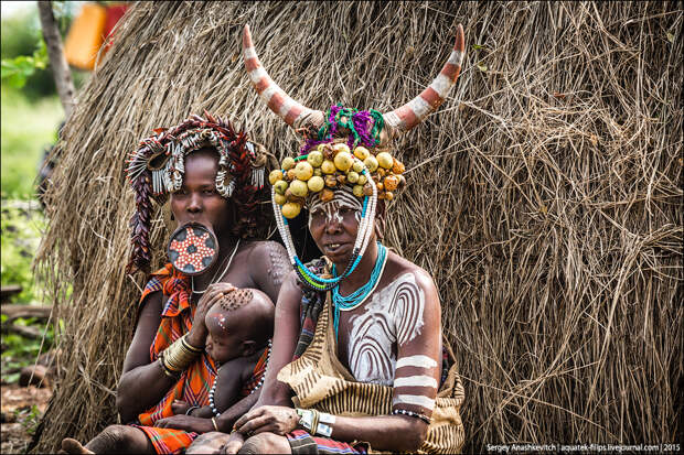 Mursi tribe / Племена с тарелками в губе Mursi tribe / Племена с тарелками в губе