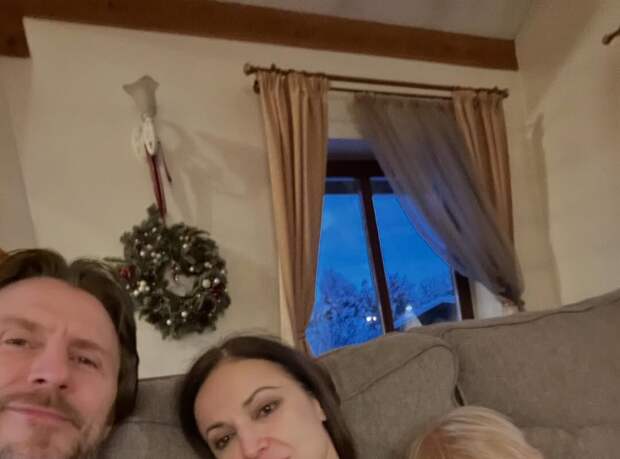 Фигуристка Маргарита Дробязко опубликовала домашнее фото с мужем и дочерью