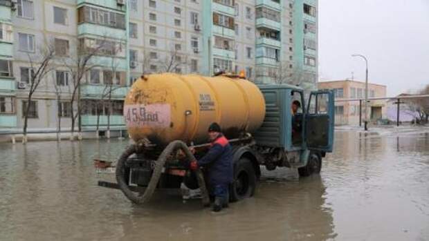 На Байконуре третьи сутки откачивают воду с улиц и дорог