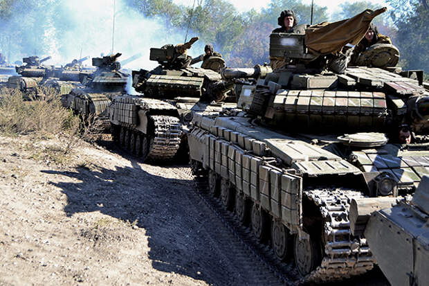 3 октября 2015. Военнослужащие ЛНР во время отвода вооружений калибром до 100 мм от линии соприкосновения в районе поселка Александровск