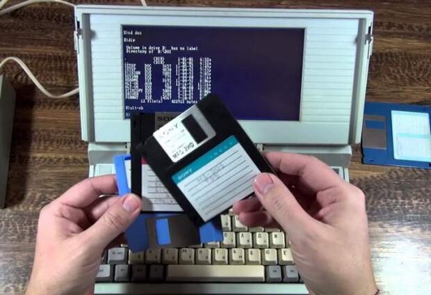 Первый ноутбук в СССР имел 16-битный процессор с частотой 4,77-7,16 мегагерц, оперативку в 640 килобайт, цветовая палитра предусматривала 4 оттенка серого. Весило устройство 3,5 кг
