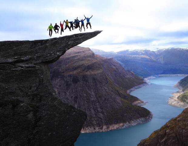 Групповой прыжок на Языке Тролля в Норвегии. дух, страшно, фотографии