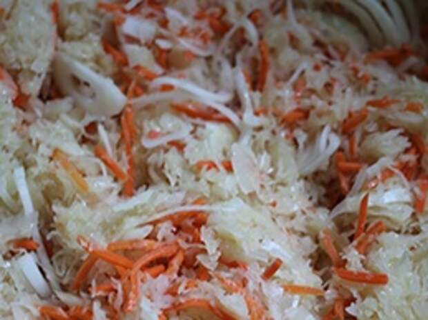 Квашеная капуста тушеная в мультиварке. Тушёная капуста в мультиварке. Тушёная капуста с мясом в мультиварке. Сосиски с квашеной капустой. Тушёная капуста в мультиварке.