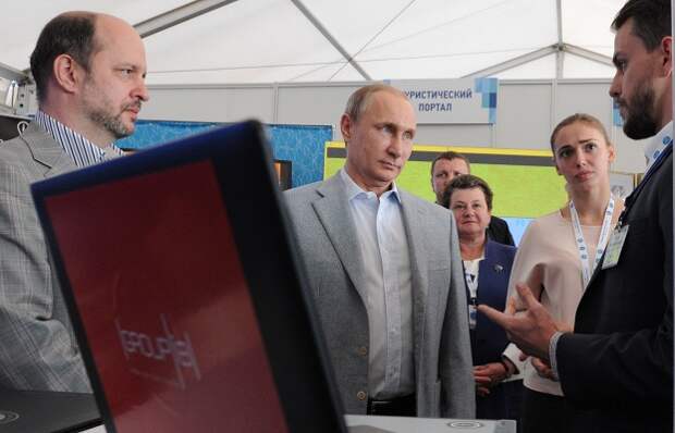 Президент России Владимир Путин во время посещения выставки в рамках молодежного форума "Территория смыслов на Клязьме"