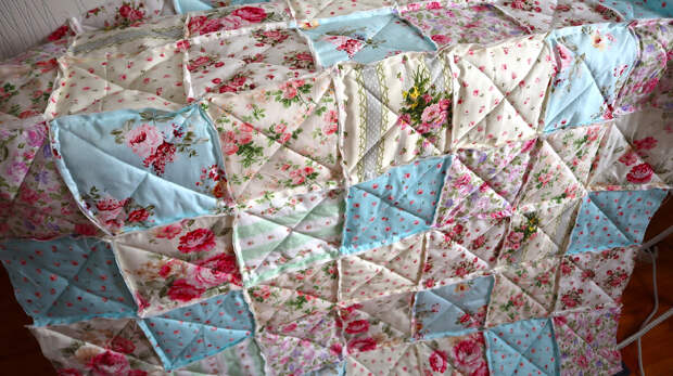 Купить любое текстильное изделие для дома не проблема. В магазинах большой выбор покрывал, пледов, комплектов постельного белья, одеял, подушек.-7-7