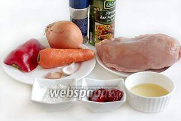 Для приготовления подливы возьмём все продукты по списку: куриное филе, лук репчатый, чеснок, сладкий перец, чеснок, томатную пасту, морковь, растительное масло, немного муки, соль и специи по вкусу. Если едоков больше 3, то количество составляющих нужно увеличить.