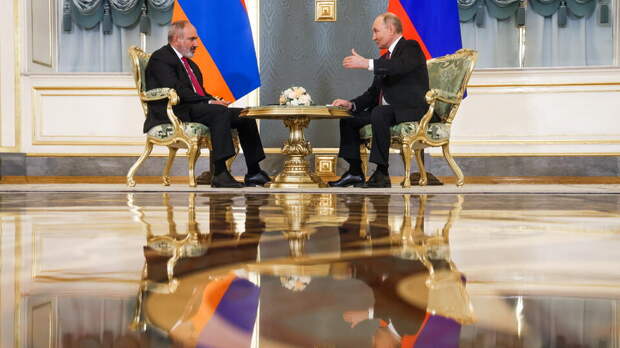 Путин на встрече с Пашиняном предложил обсудить весь комплекс отношений