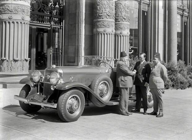 У дверей агентства по сдаче в аренду автомобилей Cadillac (1932 год) авто, олдтаймер, ретро фотографии, старинные автомобили