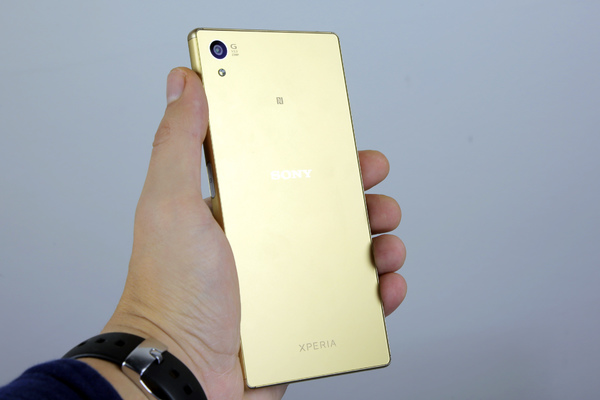 Sony Xperia Z5 - вид сзади