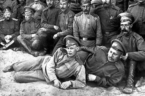Санитар Сергей ЕСЕНИН (на первом плане) терял сознание при виде раненых, поэтому предпочитал отсиживаться в канцелярии история, первая мировая война, пресса, факты