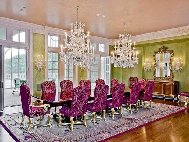 Прекрасное сочетание ярких цветов с шикарными люстрами и светильниками, делают комнату еще более привлекательной и богатой.