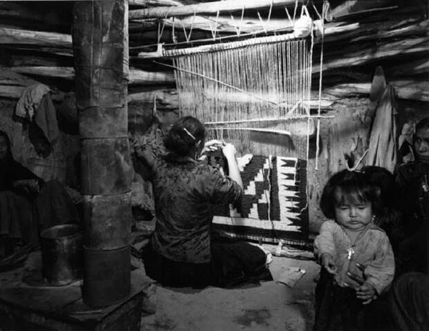 Семья Натани. Недалеко от Ганадо, Аризона, 1948 год. Семья Натани. Недалеко от Ганадо, Аризона, 1948 год.