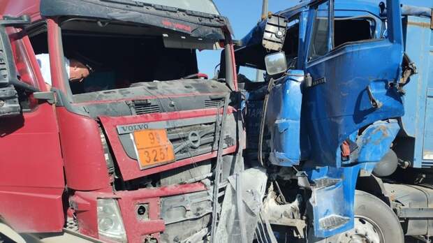 Водители пострадали в лобовой аварии с фурами на Ставрополье