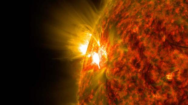 Ученые зафиксировали три сильные вспышки на Солнце 22 мая