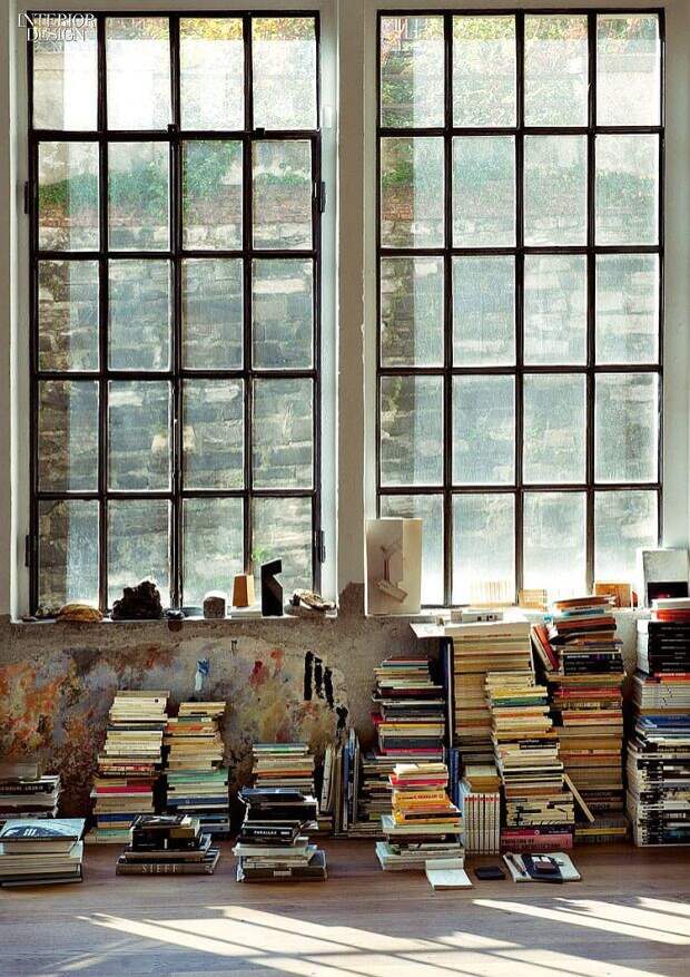 стена и окно в стиле андерграунда с книгами