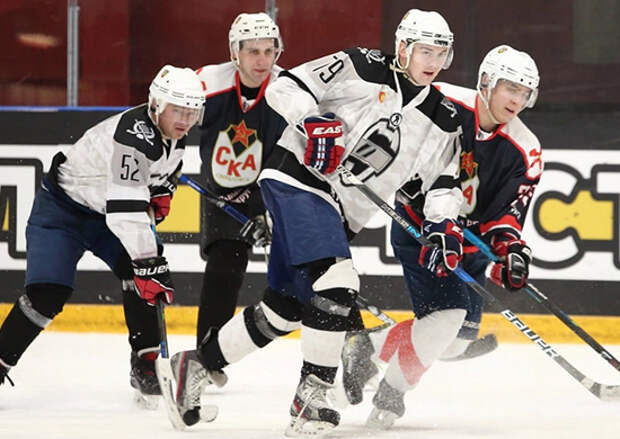 Военнослужащие ЦВО победили сотрудников МВД в хоккейном матче в Екатеринбурге